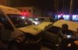 Minibüs ile otomobil çarpıştı: 2 Yaralı