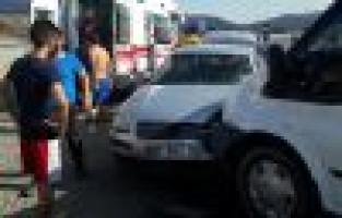 Minibüs ile otomobil çarpıştı