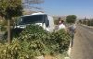 Minibüs refüje çıktı: 1 yaralı