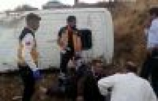 Minibüs, şarampole devrildi: 2 yaralı