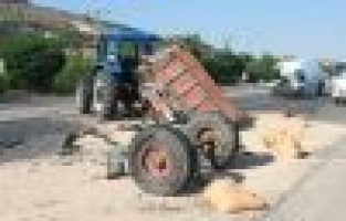 Minibüs traktöre arkadan çarptı: 1 ölü, 1 yaralı