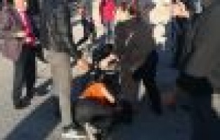 Minibüsle çarpışan elektrikli bisiklet sürücüsü ağır yaralandı