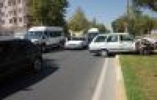 Minibüsle otomobil çarpıştı