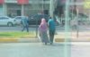 Minibüsünü bırakıp yolcusunun yardımına koştu