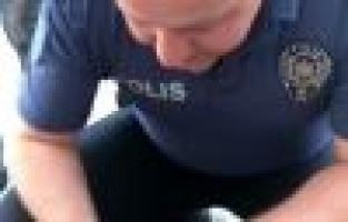 Minik kuşun hayatını kalp masajıyla kurtardı