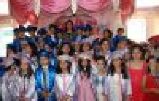 Minik öğrencilerden mezuniyet coşkusu