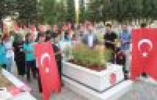 Minikler şehitlikte askerler için dua etti