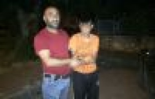 Motorunu çalan hırsızları yakalayarak polise teslim eti