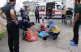 Motosiklet devrildi: 2 yaralı