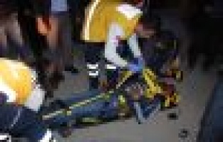 MOTOSİKLET İLE OTOMOBİL ÇARPIŞTI: 2 YARALI