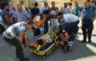 Motosiklet ile otomobil çarpıştı