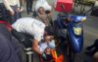 Motosiklet minibüse çarptı: 3 Yaralı