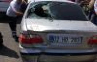 Motosiklet otomobile arkadan çarptı: 2 yaralı