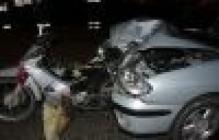 Motosiklet otomobilin motor kısmına gömüldü: 1 ölü, 1 yaralı