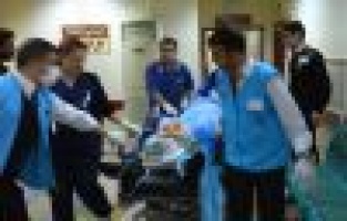 MOTOSİKLET REFÜJE ÇARPTI: 1 YARALI