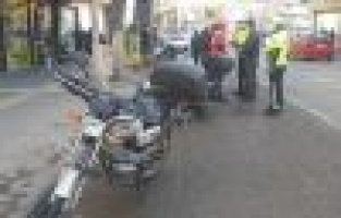 Motosiklet yayalara çarptı: 2 yaralı