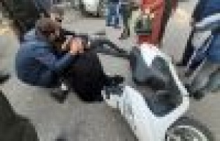 Motosiklet yayaya çarptı: 2 yaralı 