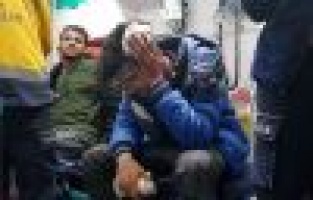 Motosiklet yola fırlayan lastiğe çarptı: 2 Yaralı