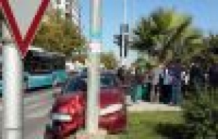 Motosiklete Çarpmamak İçin Direğe Çarptı