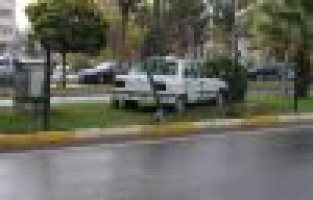 Motosiklete çarpmamak için refüje çıktı