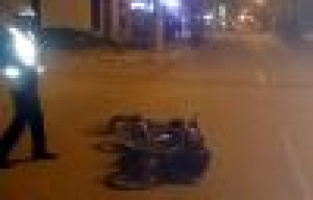 MOTOSİKLETİN ÇARPTIĞI YAŞLI ADAM YARALANDI