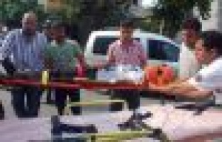 MOTOSİKLETLE BİSİKLET ÇARPIŞTI: 2 YARALI