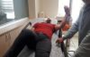 Motosikletle kamyonet çarpıştı: 1 yaralı