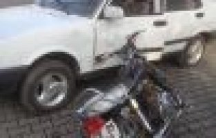 Motosikletle otomobil çarpıştı: 1 yaralı