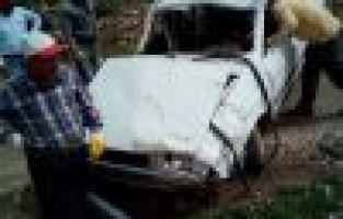 Mucura kapılan otomobil takla attı: 3 yaralı