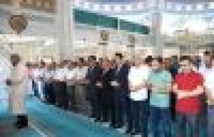 Muhammed Mursi için gıyabi cenaze namazı kılındı