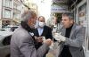 Muhtar, korona virüsüne karşı maske ve eldiven dağıttı