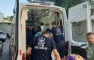 Odun kırmak isterken ayağını kesti