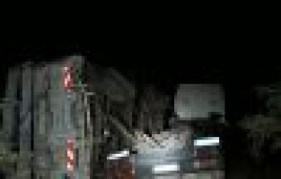 Odun yüklü kamyon devrildi