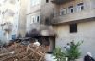 Odunluk yangını binaya sıçramadan söndürüldü