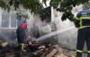 Odunluk yangını eve sıçramadan söndürüldü