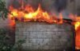 Odunluk yangını paniğe neden oldu