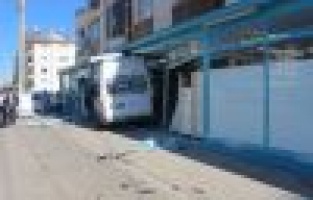 Kaza sonrası öğrenci servisi markete girdi: 3 yaralı..!