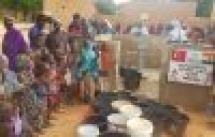 Öğrenciler harçlıklarıyla kuyu açtırdı