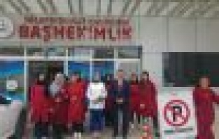 Öğrenciler hastalara Kuran-ı Kerim ve çiçek hediye etti