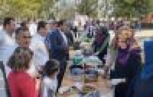 Öğrenciler okulları yararına kermes düzenledi