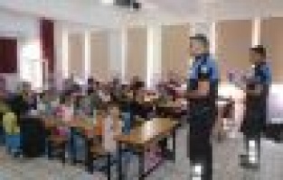 Öğrenciler ve velilere polislerden bilgilendirme