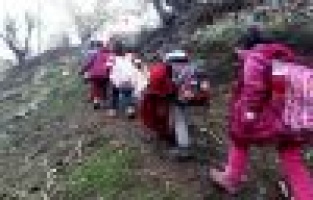 Öğrencilerin çamurlu yol rezilliği 