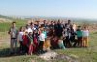 OKUL ÇEVRESİNE FİDAN DİKİLDİ