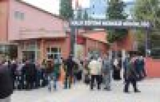 Okuma Yazma Bilmeyen İşçilere Polisler Yardım Etti