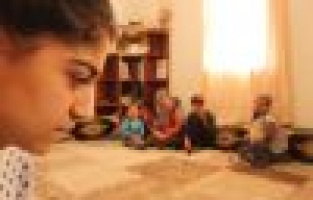 Omuzlarındaki ağır yükle mücadeleye devam ediyor