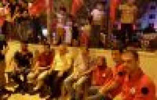 On binlerce vatandaşın bulunduğu meydanlarda sağlık ekipleri hazır bekledi