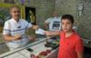 Ortaokul öğrencisi biriktirdiği harçlıklarıyla aldığı altını bozdurdu