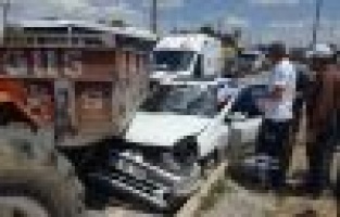 Otomobil arpa yüklü römorkun altına girdi: 2 Yaralı