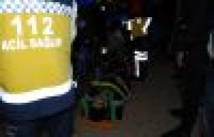 Otomobil aydınlatma direğine çarptı: 3 yaralı