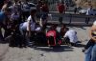 Otomobil bariyerlere çarptı: 1 ölü, 3 yaralı